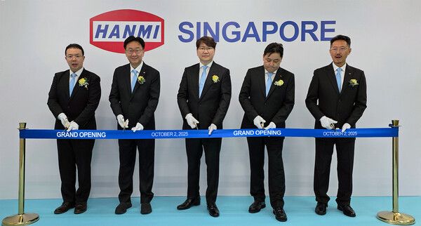 한미반도체 곽동신 회장과 임직원이 2일 한미싱가포르 오픈식에 참석했다.&nbsp;&nbsp;한미반도체 제공 [뉴스락]