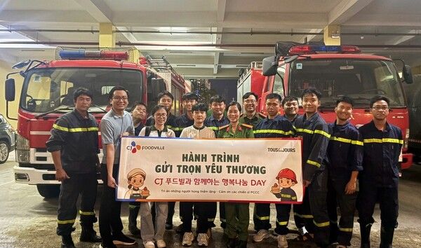 CJ푸드빌이 운영하는 뚜레쥬르가 베트남에서 소방·구조 경찰들을 대상으로 봉사활동을 진행하며 글로벌&nbsp;ESG&nbsp;경영을 확대해 나가고 있다. CJ푸드빌 제공 [뉴스락]