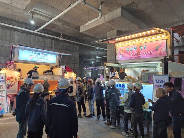 연희공원 푸르지오 라끌레르 현장에 간 ‘대우네 뿌듯트럭’