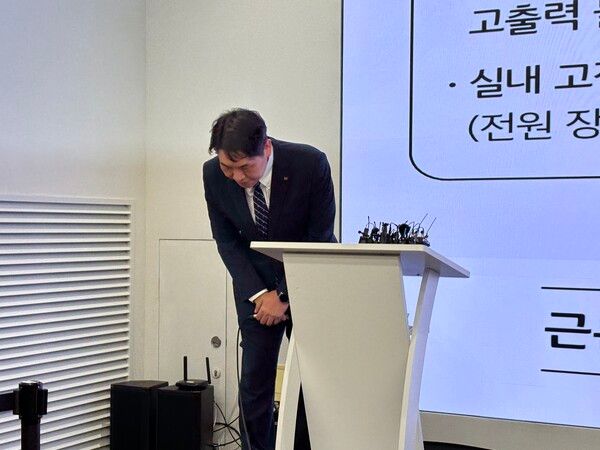 구재영 KT 네트워크 기술 본부장이 이번 소액결제 피해 사태에 대해 고개숙여 사과하고 있다. 사진=김도연 기자 [뉴스락]