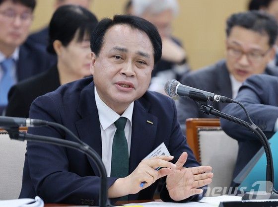 정정래 코레일 사장직무대행이 21일 한국철도공사(코레일) 대전본사에서 열린 국회 국토교통위원회의 한국철도공사, 국가철도공단, (주)에스알(SR) 등에 대한 국정감사에서 위원의 질의에 답변하고 있다.