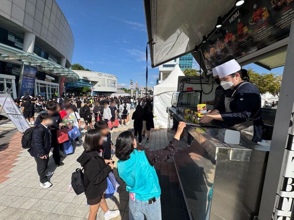 BBQ가 지난&nbsp;17일&nbsp;이천시청 앞 광장 일대에서 진행된 '2025&nbsp;이천시 청소년진로체험박람회'에서 찾아가는 치킨릴레이를 통해 치킨을 기부했다. BBQ 제공 [뉴스락]