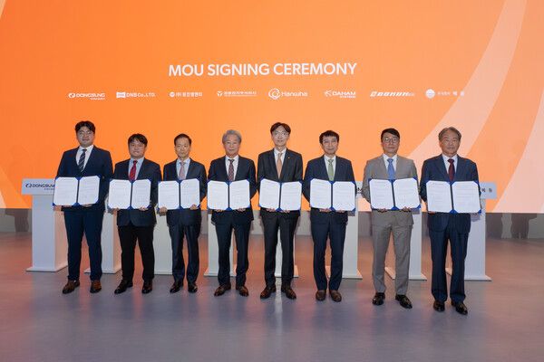 21일&nbsp;경기&nbsp;고양시&nbsp;'서울&nbsp;국제&nbsp;항공우주&nbsp;방위산업&nbsp;전시회(ADEX)&nbsp;2025'&nbsp;한화에어로스페이스&nbsp;부스에서&nbsp;열린&nbsp;수출사업&nbsp;협력을&nbsp;위한&nbsp;포괄적&nbsp;업무협약&nbsp;체결식에서&nbsp;관계자들이&nbsp;기념촬영하고&nbsp;있다.&nbsp;왼쪽부터&nbsp;김상완&nbsp;동성전기&nbsp;대표,&nbsp;도용환&nbsp;디앤비&nbsp;대표,&nbsp;이종인&nbsp;원진엠앤티&nbsp;사장,&nbsp;류하열&nbsp;영풍전자&nbsp;대표,&nbsp;차준호&nbsp;한화에어로스페이스&nbsp;구매실장,&nbsp;배성규&nbsp;단암시스템즈&nbsp;상무,&nbsp;박진수&nbsp;보국강업&nbsp;대표,&nbsp;이복우&nbsp;혜동&nbsp;대표. 한화에어로스페이스 제공 [뉴스락]