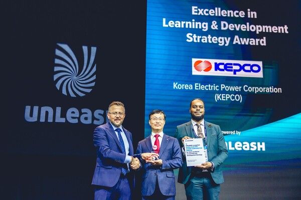 한전은 지난&nbsp;21일(현지시간) 프랑스 파리에서 열린 유럽 최대 규모의 HRD 컨퍼런스 ‘Unleash World’에서 ‘2025 Unleash HRD Award’를 수상했다. 사진 한전 [뉴스락]