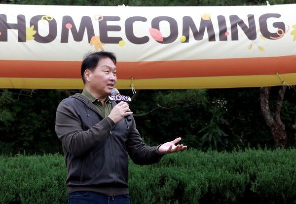 최태원&nbsp;SK&nbsp;회장이&nbsp;3일&nbsp;경기도&nbsp;이천&nbsp;SK텔레콤&nbsp;인재개발원에서&nbsp;열린&nbsp;한국고등교육재단&nbsp;홈커밍데이&nbsp;행사에&nbsp;참석해&nbsp;환영사를&nbsp;하고&nbsp;있다. SK 제공 [뉴스락]