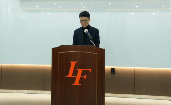 최수안 대표이사 부회장은 지난 1월 대구 본사에서 열린 신년사에서 발표를 하고있다. 엘앤에프 제공 [뉴스락]