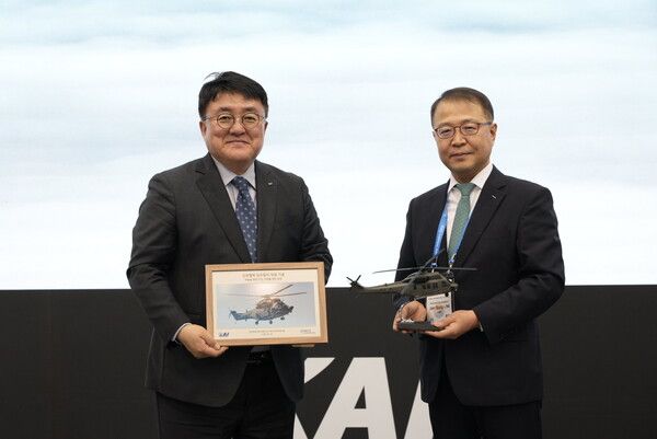 MOU 체결 기념 사진 (좌- KAI 조우래 수출마케팅부문장 , 우- 포스코인터내셔널 임재성 소재바이오본부장) KAI 제공 [뉴스락]