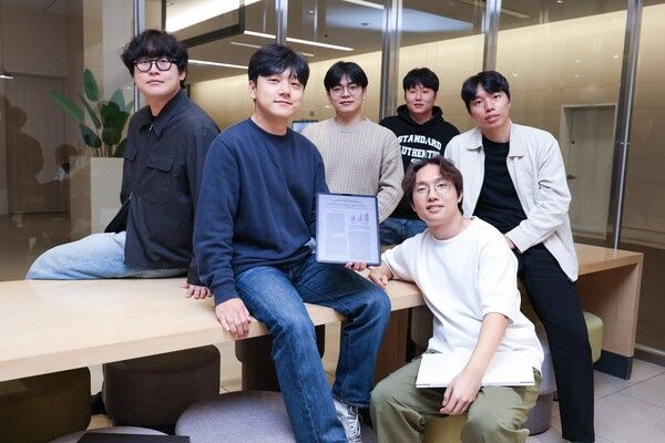 LG유플러스는 자체 개발한 생성형&nbsp;AI&nbsp;기술&nbsp;‘익시젠(ixi-GEN)’&nbsp;관련 논문이 세계 최고 수준의 자연어처리(NLP)&nbsp;학회인&nbsp;‘EMNLP 2025’에 채택됐다. 사진 LG유플러스 [뉴스락]