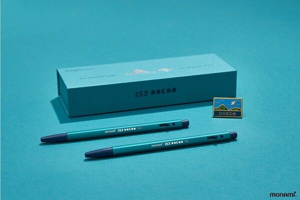 모나미가 오는&nbsp;25일 독도의 날을 맞아 올해로&nbsp;5년째 '153 독도'&nbsp;제품 판매 수익금&nbsp;3%를&nbsp;독도사랑운동본부에 기부하며, 이와 함께 제품 할인과 SNS 이벤트도 진행한다. 모나미 제공 [뉴스락]