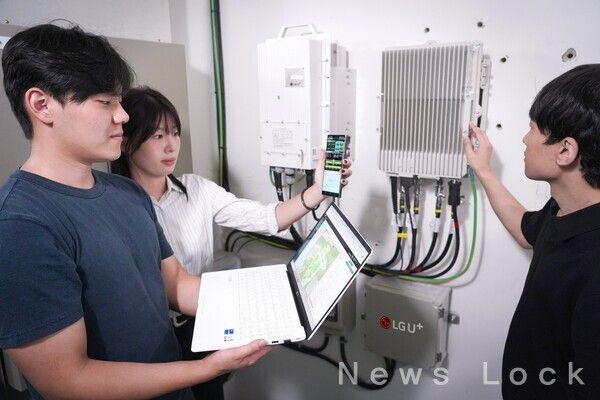 LG유플러스가 금오공대, 삼지전자와 손잡고 실제 상용망에서 오픈랜(Open RAN)의 완성도를 검증하기 위한 오픈랜 실증단지를 확대 구축한다. 사진은 LG유플러스 임직원과 금오공대 학생들이 구축된 오픈랜 장비를 실증하는 모습. 사진=LG유플러스 [뉴스락]