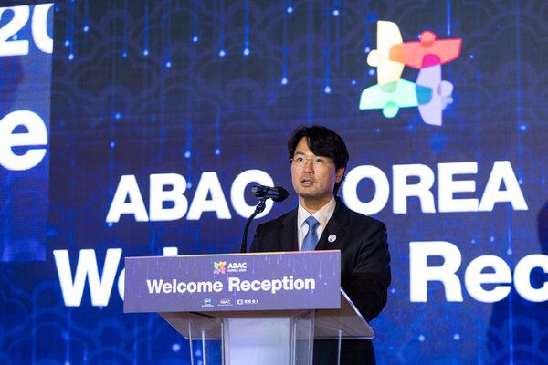 이규호 코오롱그룹 부회장이 지난 26일 부산에서 개최된 2025 APEC 기업인자문위원회(ABAC) 4차 회의에서 환영사를 하고 있다. 이 부회장은 올해 신설된 ABAC 바이오헬스케어워킹그룹(BHWG) 의장으로 활동해왔다. 코오롱그룹 제공 [뉴스락]