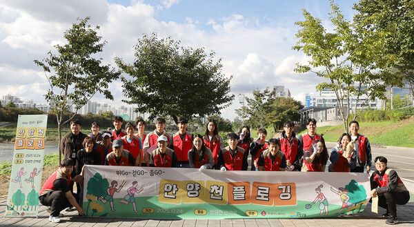 롯데이노베이트는 지난 24일 서울 금천구 안양천 일대에서 ‘플로깅(Plogging)’ 활동을 실시했다. 사진 롯데이노베이트 [뉴스락]