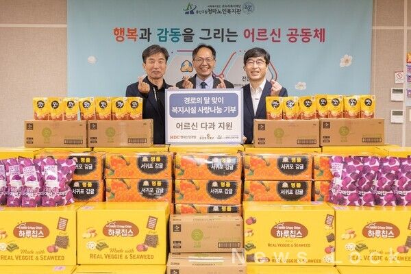 HDC현대산업개발은 27일 청파노인복지관에서 어르신 다과 세트 기탁식을 열고, 지역 내 어르신들이 즐겨 찾는 간식들로 구성된 다과 세트를 전달했다. (사진 왼쪽부터 김경원 용산복지재단 사무국장, 김갑록 청파노인복지관장, 도기탁 HDC현대산업개발 부문장). 사진=HDC현대산업개발 [뉴스락]