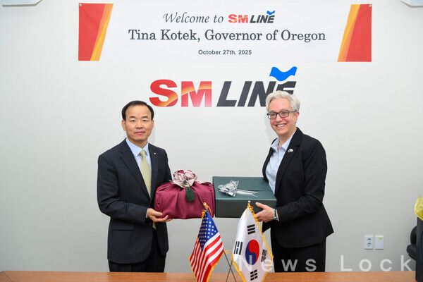 SM상선 강호준 대표이사(왼쪽)가 27일 본사가 위치한 서울 서대문구 SM그룹 신촌사옥에서 미국 오리건주 티나 코텍 주지사를 영접한 뒤 선물을 교환하며 기념촬영을 하고 있다. 이 자리에서 양 측은 한미 무역 증진과 오리건주 경제 활성화를 위한 해운 서비스 협력방안에 대해 약 1시간 동안 의견을 나눴다. 사진=SM그룹 [뉴스락]