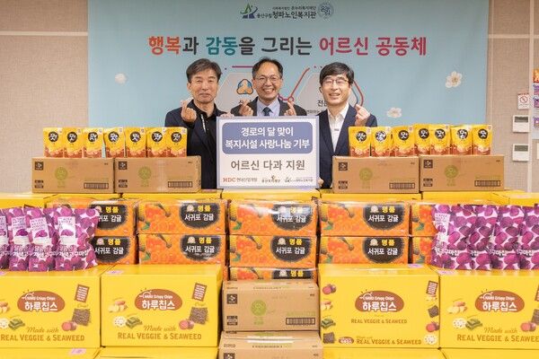 사진 왼쪽부터 김경원 용산복지재단 사무국장, 김갑록 청파노인복지관장, 도기탁 HDC현대산업개발 부문장