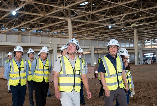 정의선 회장(가운데), 호세 무뇨스 사장(왼쪽에서 첫번째)이 박원균 HMMME 법인장(오른쪽에서 첫번째)에게 사우디 신공장 건설 진행 현황을 들으며, 공장을 둘러보고 있다. 현대차그룹 제공 [뉴스락]