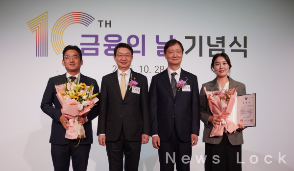 (오른쪽부터)세람저축은행 엄문주팀장, 이찬진 금융감독원장, 이억원 금융위원장, 세람저축은행 박지훈전무이사. 세람저축은행 제공 [뉴스락]