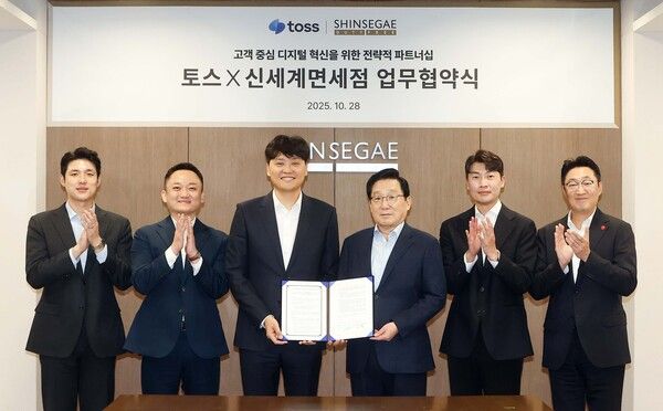 서울 중구 신세계디에프 본사에서 열린 업무협약식에서 (왼쪽부터) 방승익 토스 페이스페이 담당자, 진필규 토스페이 부문장, 이승건 토스 대표와 이석구 신세계디에프 대표, 김현철 영업·마케팅 총괄, 곽종우 마케팅 담당이 기념 촬영을 하고 있다. 토스 제공 [뉴스락]
