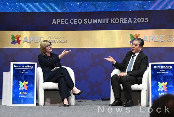 (왼쪽부터) 이바나 제멜코바 수소위원회 CEO, 장재훈 현대차그룹 부회장이 APEC CEO 서밋 수소 세션에서 대담을 진행 중인 모습. 사진=현대자동차그룹 [뉴스락]