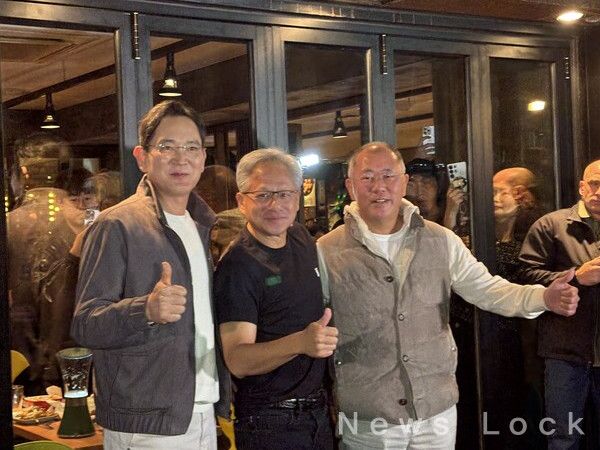 (왼쪽부터) 이재용 삼성전자 회장, 젠슨 황 엔비디아 CEO, 정의선 현대자동차그룹 회장이 '치맥회동' 후 기념사진을 촬영하고 있다. 사진=김도연 기자 [뉴스락]