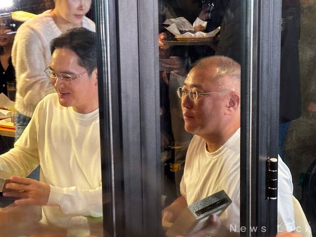 이재용 삼성전자 회장과 정의선 현대자동차 회장이 젠슨 황 엔비디아 CEO와 대화를 나누고 있다. 사진=김도연 기자 [뉴스락]