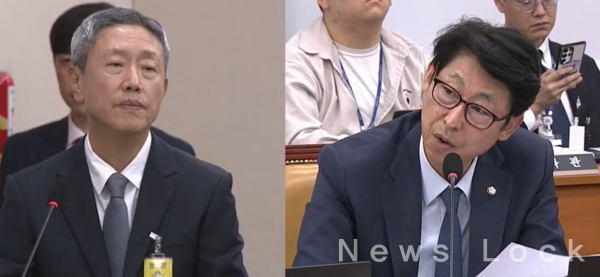 지난 14일 국회 과학기술정보방송통신위원회 국정감사에서 이훈기(우) 더불어민주당 의원아 문재수 홈앤쇼핑 대표에게 질의 하고 있다. 이훈기 의원실 제공 [뉴스락]