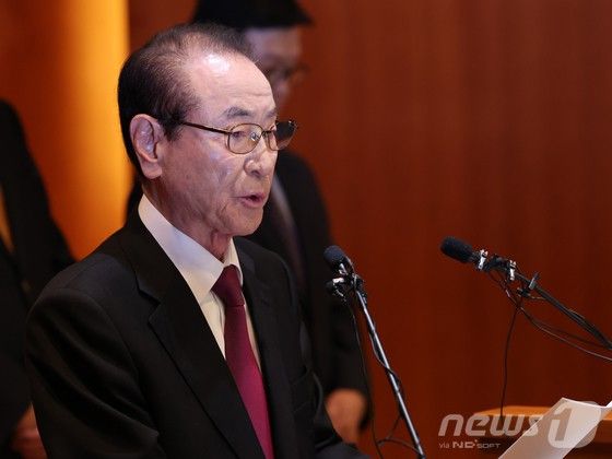 윤세영 태영그룹 창업회장이 9일 오전 서울 영등포구 태영건설 여의도 사옥에서 워크아웃 관련 기자회견을 하고 있다.