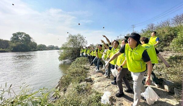 KGM는&nbsp;지난&nbsp;30일 사내 임직원 봉사단 '네바퀴동행'이 지역사회 공헌활동의 일환으로 환경정화 봉사 활동을 펼쳤다. 사진 KGM [뉴스락]