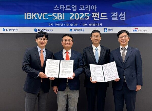 지난 4일 서울 강남구 IBK벤처투자에서 '스타트업 코리아 IBKVC-SBI 2025 펀드' 의 결성을 기념해 조규훈 IBK벤처투자 투자본부장(왼쪽부터), 조효승 IBK벤처투자 대표이사, 안재광 SBI인베스트먼트 대표이사, 김한영 SBI인베스트먼트 이사가 기념 촬영하고 있는 모습. IBK기업은행 제공 [뉴스락]