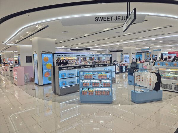 신라면세점이 제주시 연동에 위치한 제주점에 로컬 카페 및 디저트 브랜드와 협업해 디저트 선물세트를 선보이는&nbsp;'스윗 제주'를 열었다. 신라면세점 제공 [뉴스락]