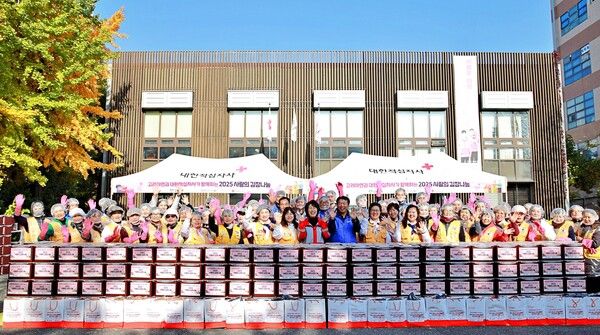 [사진] 정무경 고려아연 사장(앞줄 가운데 오른쪽)과 허혜숙 대한적십자사 서울지사 사무처장(앞줄 가운데 왼쪽)이 김장나눔 봉사자들과 기념촬영 하는 모습 (사진=고려아연)