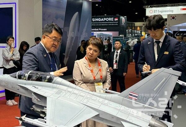 필리핀 국방부 정책차관 Katherine B. Lingan이 KAI의 부스에 방문했다. 사진=KAI [뉴스락]