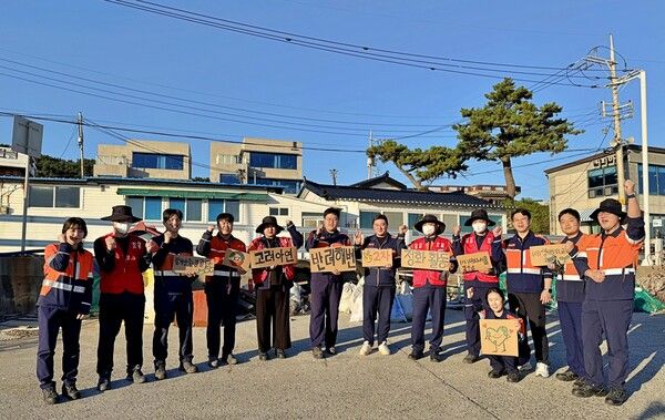 고려아연&nbsp;온산제련소가 지역사회 해양쓰레기 문제 해결에 동참하기 위해 울산 울주군 간절곶 평동해변에서&nbsp;올해 두번째 ‘반려해변 정화 봉사활동’을 실시했다. 사진 고려아연 [뉴스락]&nbsp;