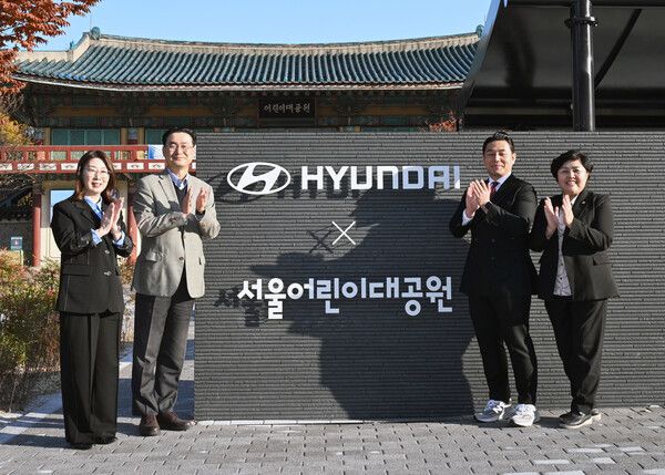 (왼쪽부터)&nbsp;초록우산&nbsp;신정원&nbsp;본부장,&nbsp;현대차&nbsp;국내사업본부장&nbsp;정유석&nbsp;부사장,&nbsp;서울시&nbsp;곽관용&nbsp;정무수석,&nbsp;서울시의회&nbsp;김영옥&nbsp;보건복지위원장이&nbsp;기념&nbsp;촬영을&nbsp;하는&nbsp;모습. 현대차 제공 [뉴스락]