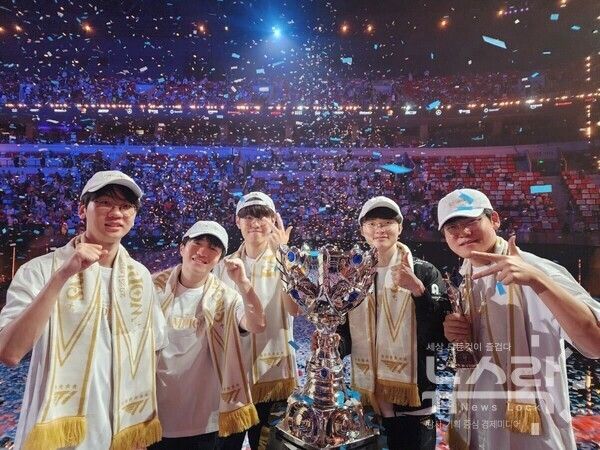 T1 선수들이 worlds 2025 우승 트로피와 함께 세리머니를 하며 기념 촬영을 하고 있는 모습. 왼쪽부터 도란, 케리아, 오너, 페이커, 구마유시 선수. 사진=T1 [뉴스락]