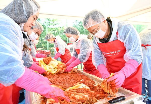 1 명노현 (주)LS 부회장(우측)이 15일, LS미래원에서 열린 김장 나눔 행사에 참여해 LS 임직원 및 안성시 자원봉사자들과 함께 김치를 담그고 있다