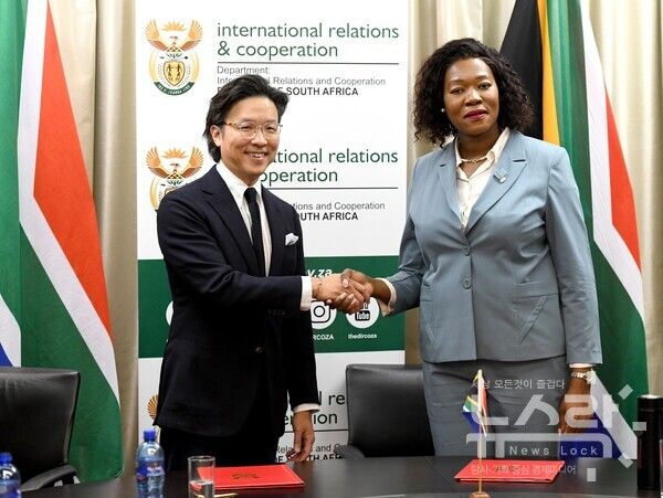 지난 9월 5일 남아프리카공화국 프리토리아 소재 남아공 외교부 청사에서 현대차 GPO 김일범 부사장(사진 왼쪽), 안나 탄디 모라카(Anna Thandi Moraka) 남아공 외교부 차관(사진 오른쪽)이 2025년 G20 요하네스버그 정상회의 공식 차량 지원에 관한 업무협약을 체결한 직후 기념 촬영을 하고 있다. 사진=현대자동차 [뉴스락]
