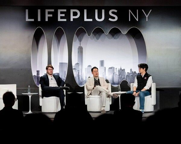 14일(현지시각) 미국 뉴욕 맨해튼에서 열린 LIFEPLUS NY 2025에서 연사들이 패널 토크 세션을 진행하고 있다. 한화생명 제공 [뉴스락]