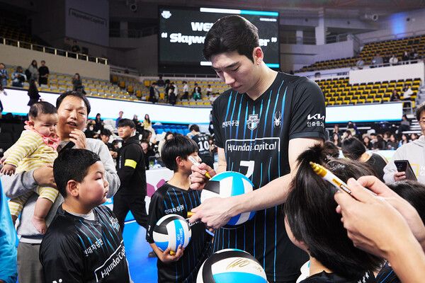 현대캐피탈은 지난 16일 현대캐피탈 스카이워커스 배구단 경기에 천안시 내 다문화/외국인 가족을 초청해 '스카이워크 투게더' 프로그램을 시행했다. 현대캐피탈 제공 [뉴스락]