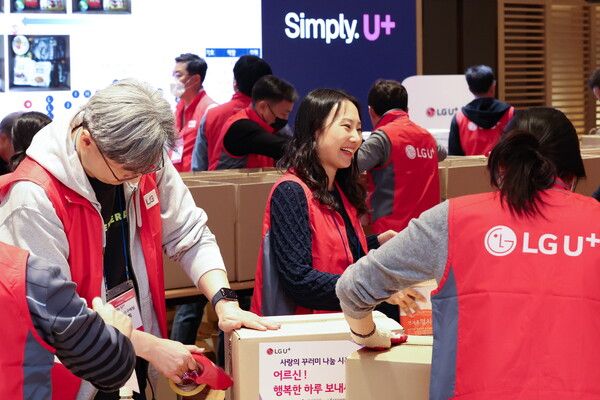 17일&nbsp;LG유플러스 용산사옥에서 진행한 사랑의 꾸러미 행사 모습. LG유플러스 제공 [뉴스락]