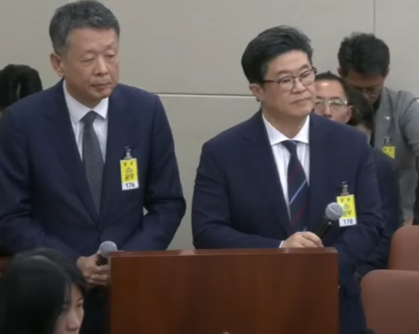 김광일 MBK파트너스 부회장(왼쪽)과 김병주 MBK파트너스 회장(오른쪽)이 국회 정무위원회 국정감사에 증인으로 출석했다. 국회 의사중계시스템 캡쳐 [뉴스락]