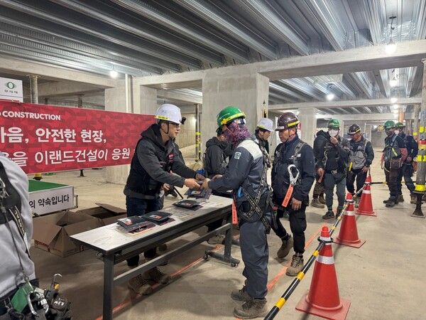 이랜드건설 현장에서 진행된 혹한기 대응 캠페인 현장 모습. 이랜드건설 제공 [뉴스락]