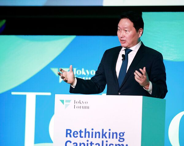 최태원&nbsp;SK회장이&nbsp;21일 일본 도쿄대 야스다 강당에서 개최된 ‘도쿄포럼2025’에서 개회사를 진행하고 있다. SK그룹 제공 [뉴스락]