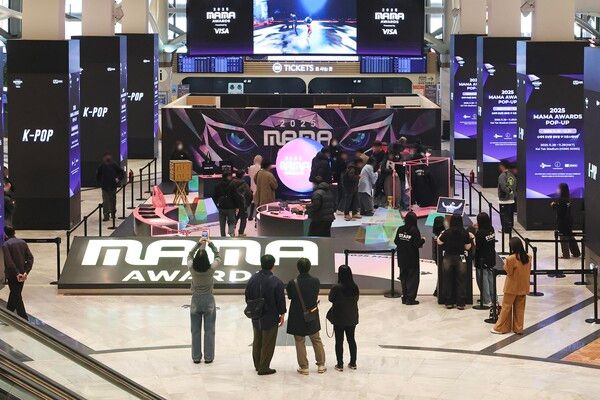 신세계백화점이 글로벌 대표&nbsp;K-POP&nbsp;시상식&nbsp;‘2025 MAMA AWARDS’의 공식 팝업을 국내 단독으로 선보인다. 신세계백화점 제공 [뉴스락]