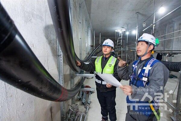 LS전선 직원이 세계 최대 송전 용량인 500kV급 HVDC 케이블이 투입되는 '동해안-신가평' 시공 현장을 점검하고 있다. 사진=LS전선 [뉴스락]