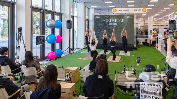 KCC글라스 홈씨씨가 지난 22일 하이엔드 웰니스 바닥재 '포레스톤(FORESTONE)' 브랜드데이 행사를 진행했다. 이날 행사에는 인플루언서와 일반 고객 등 30여 명이 참석했다. 사진=KCC글라스 홈씨씨 [뉴스락]