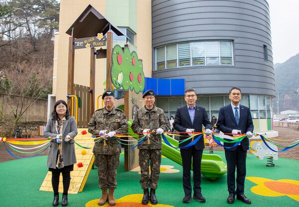 호반그룹이 강원도 인제군에 위치한 육군 3군단 어린이집에 ‘호반 무럭무럭 놀이터’를 전달했다. 문갑 호반건설 경영부문대표(오른쪽 두번째)와 육군 3군단장 등 관계자들이 전달식에서 기념 촬영을 하고 있다. 호반그룹 제공 [뉴스락]