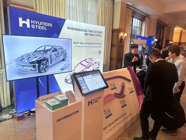 현대제철 연구원이 미국 '카바디 익스피리언스(Car Body Xperience)'에 참석한 글로벌 고객사들에게 3세대 강판을 설명하고 있다. 사진 현대제철 [뉴스락]