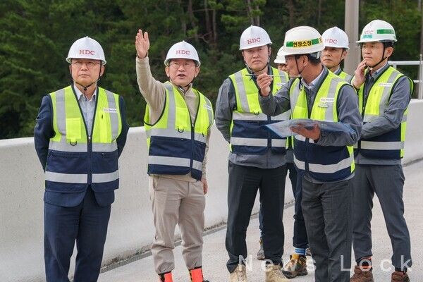 HDC현대산업개발이 강풍과 급격한 기온 변화와 같이 변수가 많은 가을철 발생할 수 있는 안전사고를 예방하기 위해 지난 31일 동해선 포항-영덕 고속도로 4, 5공구에 대한 현장 안전 점검을 진행했다. (사진 왼쪽부터) 조태제 HDC현대산업개발 대표이사, 정경구 HDC현대산업개발 대표이사, 김영한 HDC현대산업개발 인프라본부장. 사진=HDC현대산업개발 [뉴스락]