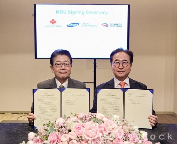 스미토모화학 이와타 케이이치 회장(왼쪽)과 삼성전기 장덕현 사장이 MOU를 체결하고 있다. 사진=삼성전기 [뉴스락]